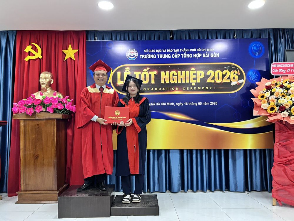 Lễ tốt nghiệp 2026 tại SAFI: học viên nhận bằng trên sân khấu